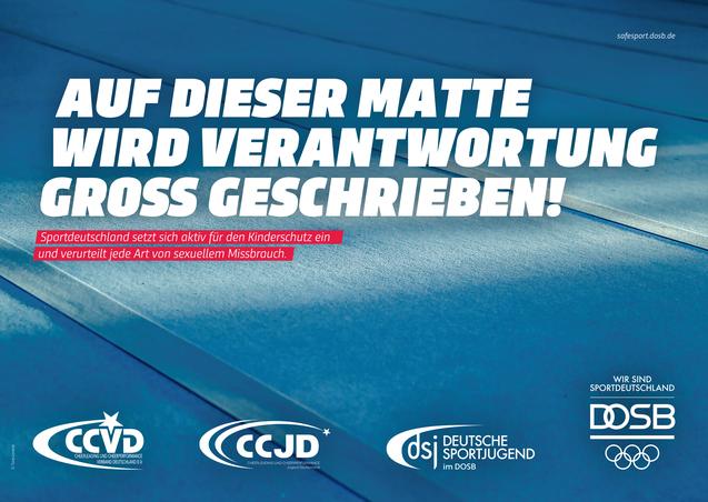 Blaue Turnmatte in Nahaufnahme; Schrift: „Auf dieser Matte wird Verantwortung groß geschrieben!“