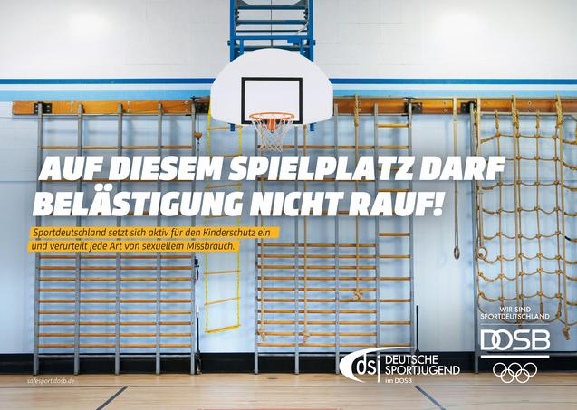 Turnwand mit Kletterseilen und Basketballkorb; Schrift: „Auf diesem Spielplatz darf Belästigung nicht rauf!“