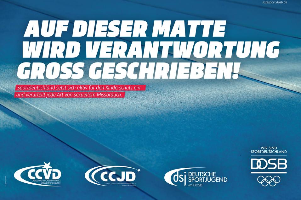 Blaue Turnmatte in Nahaufnahme; Schrift: „Auf dieser Matte wird Verantwortung groß geschrieben!“