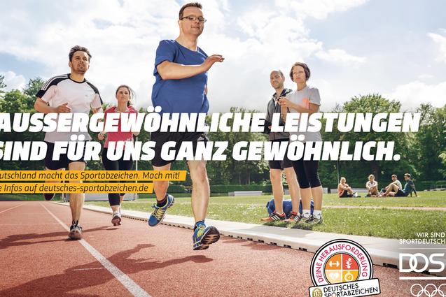 Inklusive Laufgruppe mit Läufer mit Prothese; zwei Personen beobachten am Rand. Schrift: „Außergewöhnliche Leistungen sind für uns ganz gewöhnlich.“
