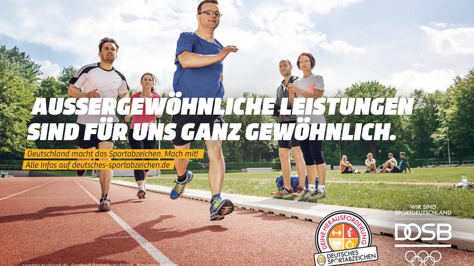 Inklusive Laufgruppe mit Läufer mit Prothese; zwei Personen beobachten am Rand. Schrift: „Außergewöhnliche Leistungen sind für uns ganz gewöhnlich.“