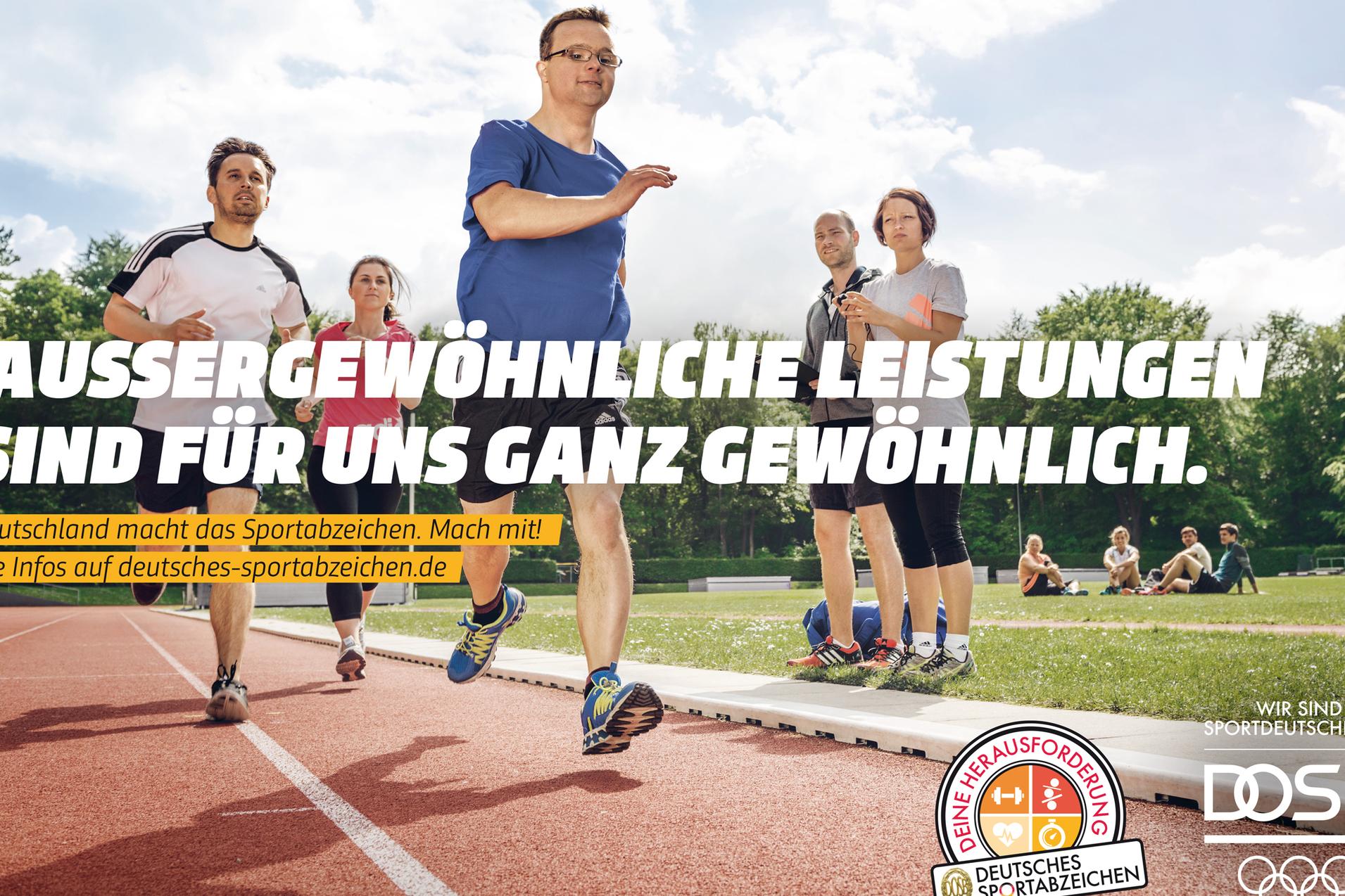 Inklusive Laufgruppe mit Läufer mit Prothese; zwei Personen beobachten am Rand. Schrift: „Außergewöhnliche Leistungen sind für uns ganz gewöhnlich.“